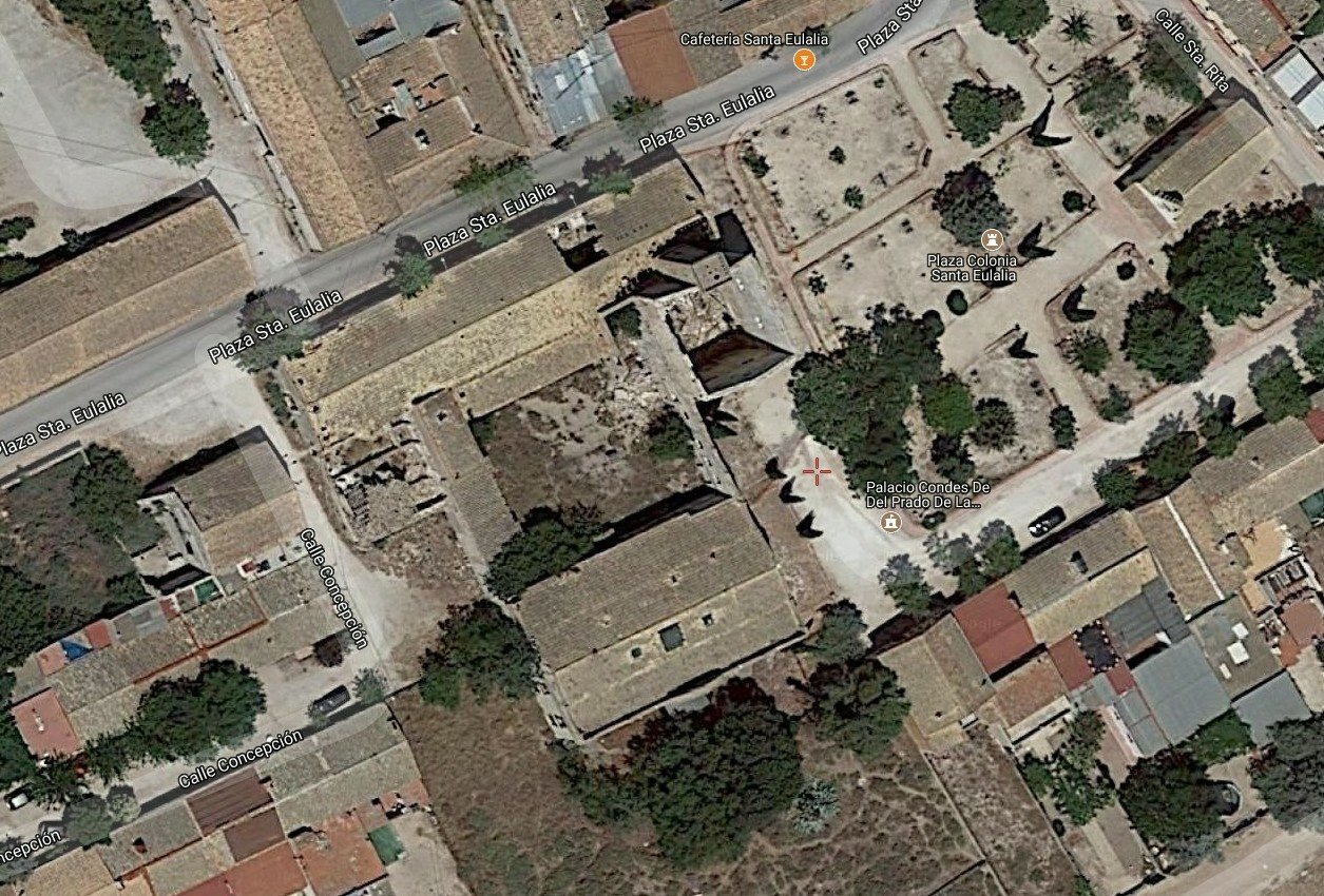 Vista aérea de los derrumbes y actual estado de conservación de las techumbres de la alcoholera y el palacio de la Colonia de Santa Eulalia (satellites.pro)
